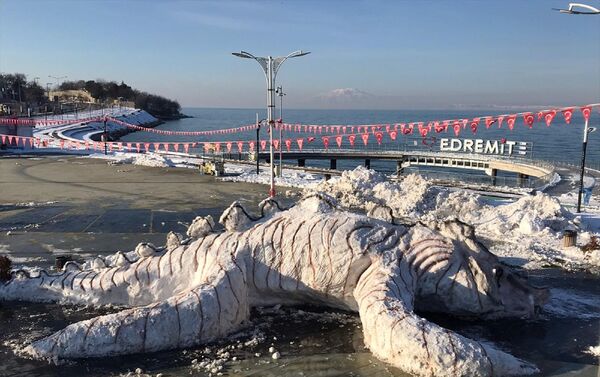 Belediyesi personelinin biriken karlardan yaptığı Van Gölü canavarı - Sputnik Türkiye