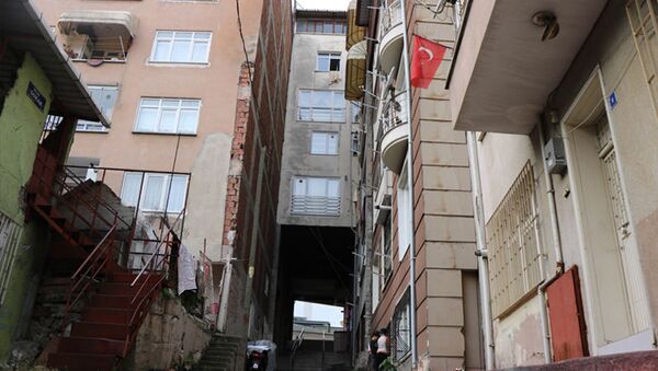 Samsun’da 5 katlı apartmanın altından sokak geçtiğini gören vatandaşlar şaşkınlığını gizleyemiyor. - Sputnik Türkiye