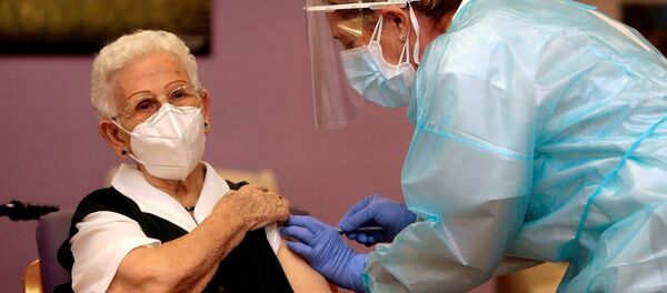 İspanya'da en yüksek risk taşıyan gruplardan başlanan Kovid-19'a karşı aşılama, ilkin 96 yaşındaki bir kadına yapıldı. Madrid yakınlarındaki Guadalajara'da bulunan bir bakımevinde kalan Araceli Hidalgo'nun aşıdan sonra ilk tepkisi Tanrıya şükür oldu. - Sputnik Türkiye