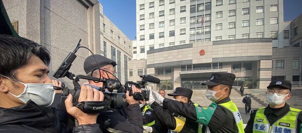 Vuhan kentinde ortaya çıkan yeni tip koronavirüs (Kovid-19) salgınıyla ilgili haberler yapan Çinli gazeteci Cang Can'ın yargılandığı mahkeme - Sputnik Türkiye