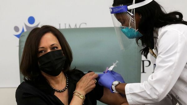 ABD başkan yardımcılığına seçilen Kamala Harris, Kovid-19 aşısı oldu - Sputnik Türkiye