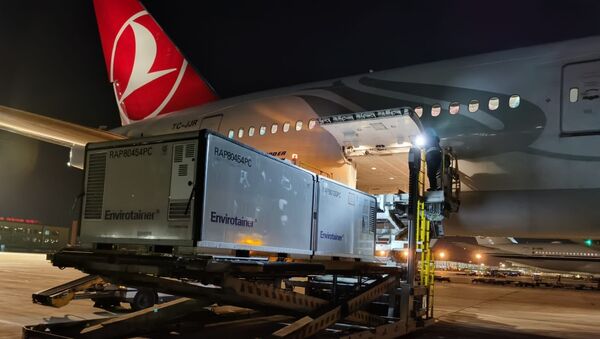 Türk Hava Yolları (THY), Çin'den sipariş edilen korona virüs aşılarını getirmek üzere Pekin'den havalanan uçağından videolu mesaj paylaştı. - Sputnik Türkiye