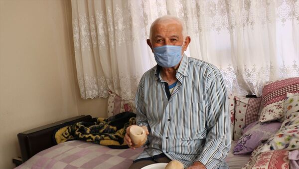 Denizli'de 73 yaşındaki hasta mesanesinden çıkartılan 2 kilogram taşı hatıra olarak saklayacak - Sputnik Türkiye