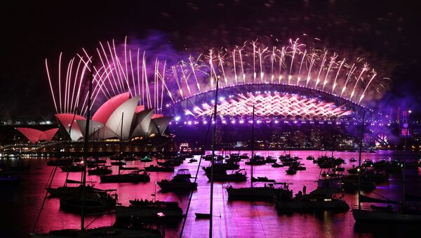 2021'e ilk giren ülkelerden biri olan Avustralya'da Sidney kentinin sembolü Opera Binası'nın önünde geleneksel havai fişek gösterisi yapıldı, ama buna sadece limandaki tekneler tanık oldu. Avustralyalıların çoğu evde TV'den izledi.  - Sputnik Türkiye