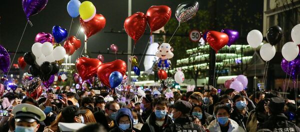 yılbaşı kutlaması - maske - Vuhan - Çin - Sputnik Türkiye