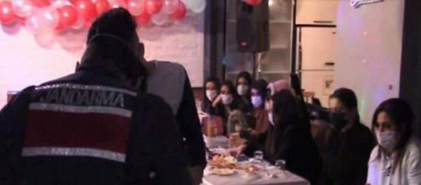 İstanbul Silivri'de villadaki yılbaşı partisine jandarma baskını - Sputnik Türkiye