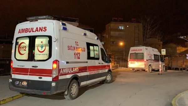 Gaziantep'te Özlem K. (24), 6 aylık bebeği ile yaşadığı evde karnından tabancayla vurulmuş halde bulundu. Hastaneye kaldırılan genç kadının hayati tehlikesi sürüyor. - Sputnik Türkiye