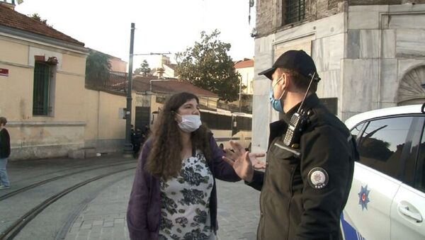 Taksim Meydanı'na girişte durdurulan genç kız - Sputnik Türkiye