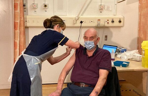 Oxford Üniversitesi-AstraZeneca aşısı ilk kez İngiltere kenti Oxford'da 82 yaşındaki diyaliz hastası Brian Pinker'a yapıldı.  - Sputnik Türkiye