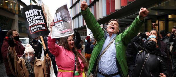 WikiLeaks kurucusu Julian Assange'ın Washington'a teslim edilmesi yönündeki talebin reddedilmesi, Londra'daki mahkeme önünde toplanan ifade, basın ve bilgi edinme özgürlüğü taraftarlarınca kutlamalarla karşılandı. - Sputnik Türkiye