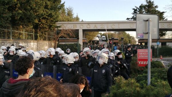 Kuzey kampüste oturma eylemi gerçekleştirdikten sonra, güney kampüse girmek isteyen öğrencileri polis ablukaya aldı. - Sputnik Türkiye