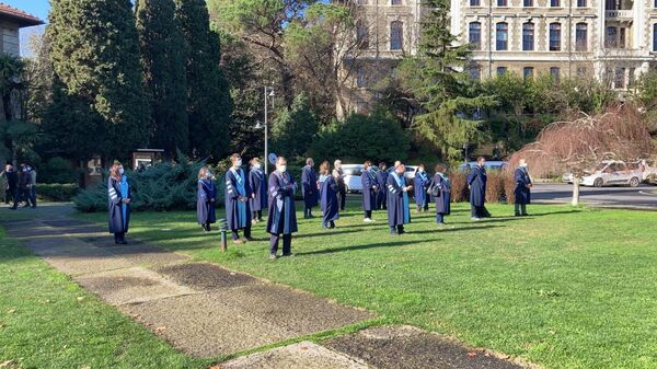 Boğaziçi Üniversitesi'nde protesto sürüyor: Akademisyenler, rektörlük devir teslim töreninde sırtlarını döndü - Sputnik Türkiye