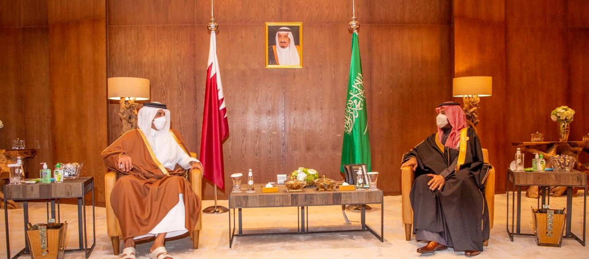 Saudi Arabia's Crown Prince Mohammed bin Salman meets Qatar's Emir Sheikh Tamim bin Hamad al-Thani during the Gulf Cooperation Council's (GCC) 41st Summit in Al-Ula - Sputnik Türkiye, 1920, 05.01.2021