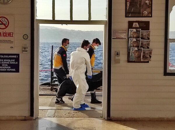 Çantasına taş doldurup denize atladı - Sputnik Türkiye