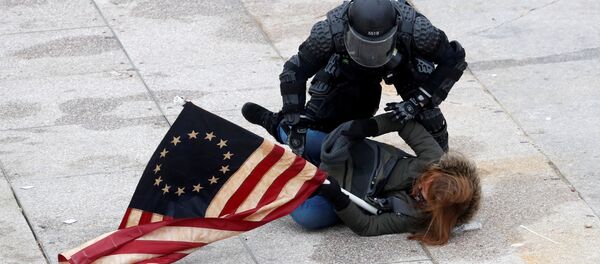 Akşam saatlerinde Kongre binasını protestoculardan kurtarmayı başaran kolluk kuvvetleri protestolar sırasında en az 13 kişinin gözaltına alındığını açıkladı. Akşam saatlerinde Kongre binasını protestoculardan kurtarmayı başaran kolluk kuvvetleri protestolar sırasında en az 13 kişinin gözaltına alındığını açıkladı. - Sputnik Türkiye