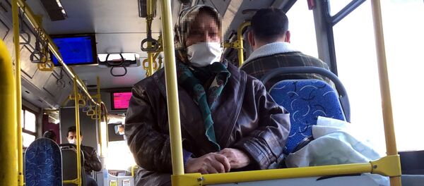 Ben çalışmazsam açım. Beni kim getirip götürecek diyen 65 yaş üstü kadın - Sputnik Türkiye