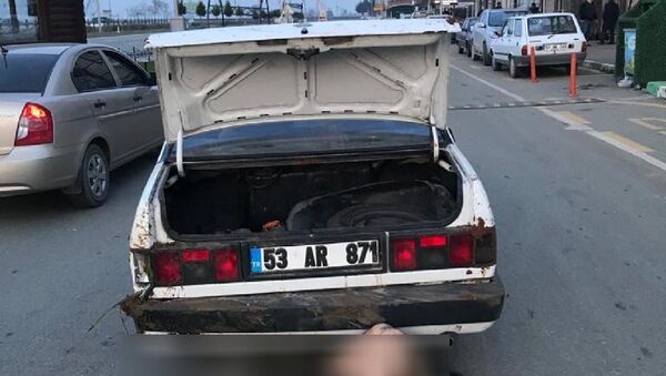 Darp ettikleri kişiyi otomobilin bagajından çıkartıp sokak ortasına atarken yakalandılar - Sputnik Türkiye