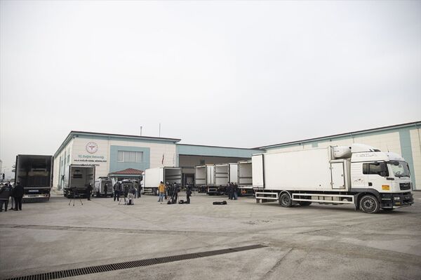 CoronaVac aşıları dağıtım yapılmak üzere TIR'lara yüklenmeye başlandı - Sputnik Türkiye