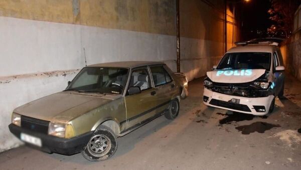 İzmir'de firari hırsız, polis aracına çarpınca yakayı ele verdi - Sputnik Türkiye