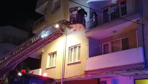 Manisa'da bir kadın 4'üncü kattan 3'üncü katın balkonuna düştü - Sputnik Türkiye