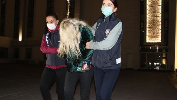 Ümitcan Uygun'un uyuşturucu kullanırken çektiği görüntülerde yanında bulunan kadın, yakalanarak Ankara Emniyet Müdürlüğü’ne getirildi. - Sputnik Türkiye