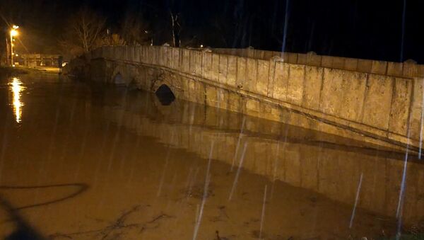 Edirne'de etkili olan sağanak yağış sebebiyle 32 saatte debisi 18 kat artan Tunca Nehri’nin bazı köprüleri yatağından taştı. Polis köprüleri araç ve yaya trafiğine kapattı. - Sputnik Türkiye