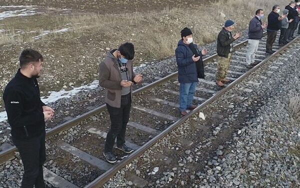 Tren raylarına sıralanan köylülerden 'kar' duası - Sputnik Türkiye