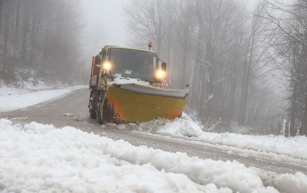 Kocaeli Büyükşehir Belediyesi ekipleri ise kar yağışının yaşandığı yolların açık tutulması için tuzlama ve yol açma çalışmaları yapıyor. - Sputnik Türkiye