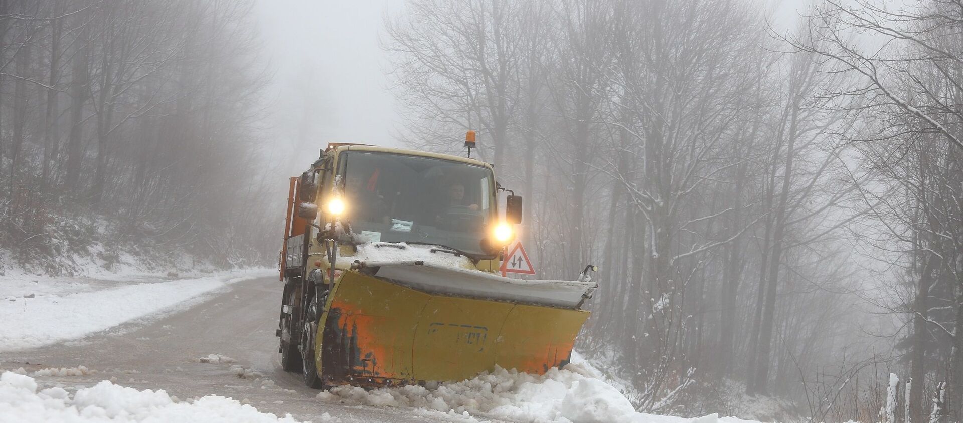 Kocaeli Büyükşehir Belediyesi ekipleri ise kar yağışının yaşandığı yolların açık tutulması için tuzlama ve yol açma çalışmaları yapıyor. - Sputnik Türkiye, 1920, 12.03.2021