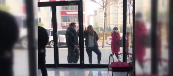 Polise daha önce 'Artistliğiniz kime?' diyen kadın, bu kez güzellik salonunun camını yumrukladı Polise daha önce 'Artistliğiniz kime?' diyen kadın, bu kez güzellik salonunun camını yumrukladı - Sputnik Türkiye