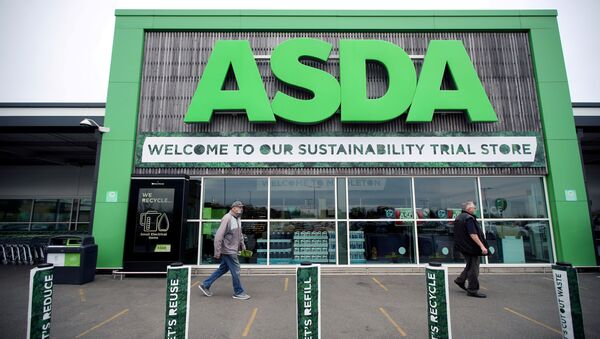 FILE PHOTO: Shoppers walk past the UK supermarket Asda, in Leeds, Britain, October 19, 2020. REUTERS/Molly Darlington/File Photo - Sputnik Türkiye