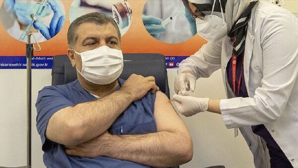 Türkiye'de ilk koronavirüs aşısını Sağlık Bakanı Koca yaptırdı - Sputnik Türkiye