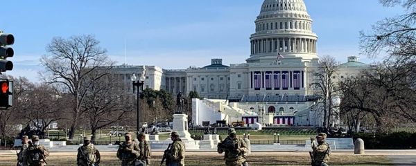 ABD’nin başkenti Washington DC’de seçilmiş Başkanı Joe Biden’ın 20 Ocak’taki yemin törenine sayılı günler kala güvenlik önlemlerine yönelik çalışmalara hız verilirken, Ulusal Muhafızlar, Kongre Binası çevresinde nöbetlerine devam ediyor. ABD’nin başkenti Washington DC’de seçilmiş Başkanı Joe Biden’ın 20 Ocak’taki yemin törenine sayılı günler kala güvenlik önlemlerine yönelik çalışmalara hız verilirken, Ulusal Muhafızlar, Kongre Binası çevresinde nöbetlerine devam ediyor. - Sputnik Türkiye
