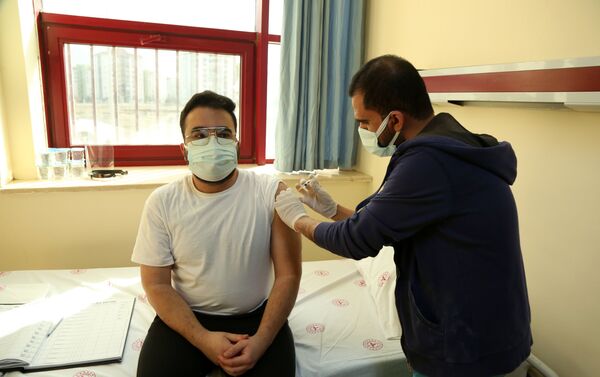 Sağlık çalışanlarına aşı uygulaması sürüyor: ‘Aşı uygulaması her açıdan şeffaf olmalı’ - Sputnik Türkiye