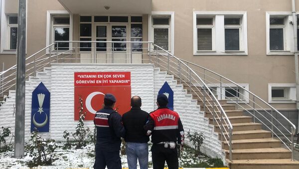 Ankara’nın Kahramankazan ilçesinde hırsızlık için girdiği evde sigara kullanan ve izmaritini olay yerinde bırakan hırsız DNA örneği sayesinde yakalandı. Ayrıca şüphelinin 8 farklı hırsızlık olayından arandığı tespit edildi. - Sputnik Türkiye