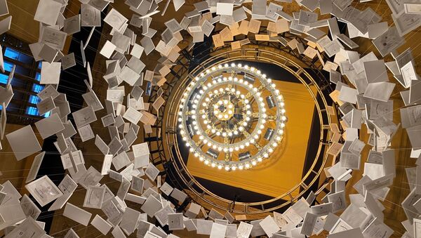 ABD’nin Grand Central İstasyonu'nunda sergilenen, 14 metrelik yükseklikte, tamamı gerçek 2 bin 600 üniversite diplomasından yapılmış ve degeri 470 milyon dolar olan, dünyanın en pahalı sanat eseri 'Da Vinci of Dept' ziyaretçi akınına uğradı. - Sputnik Türkiye
