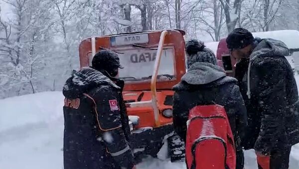 Yalova'da kar yağışı nedeniyle mahsur kalan kampçılar, yaklaşık 4 saat süren çalışma sonrası Afet ve Acil Durum (AFAD) ekipleri ve köy halkı tarafından kurtarıldı. - Sputnik Türkiye