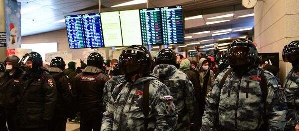 Almanya'da tedavi gören Rus muhalif Aleksey Navalnıy Moskova'ya döndü. - Sputnik Türkiye