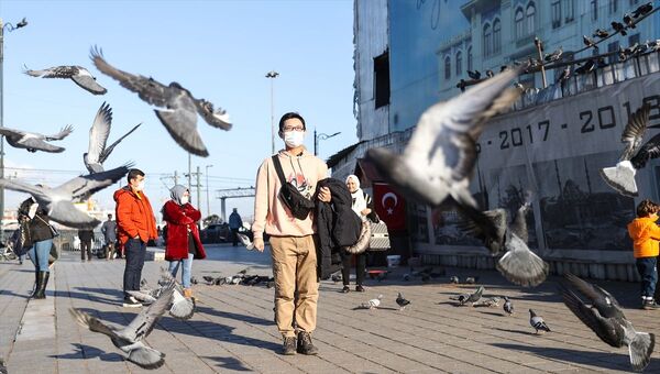 Japon YouTuber Enomoto: İstanbul'un Boğaz havası çok güzel. Feribotla Asya Avrupa arasında gitmek, martılara simit atmak falan çok güzel - Sputnik Türkiye