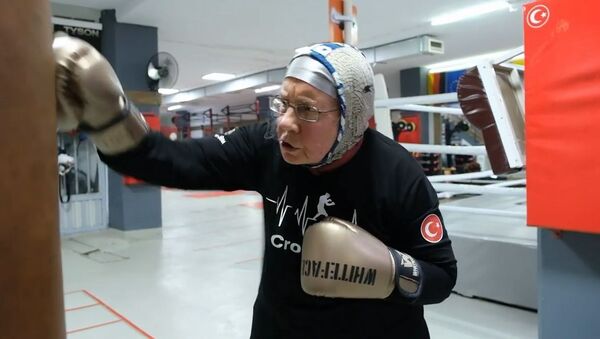 74 yaşındaki Antalya sakini boks antrenmanlarıyla parkinsona meydan okuyor - Sputnik Türkiye