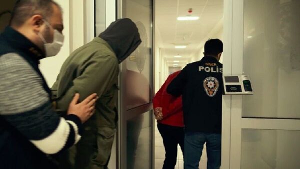 ATM cihazlarına kart kopyalama cihazı takıp vatandaşların hesaplarından para çeken iki kişi yakalandı - Sputnik Türkiye