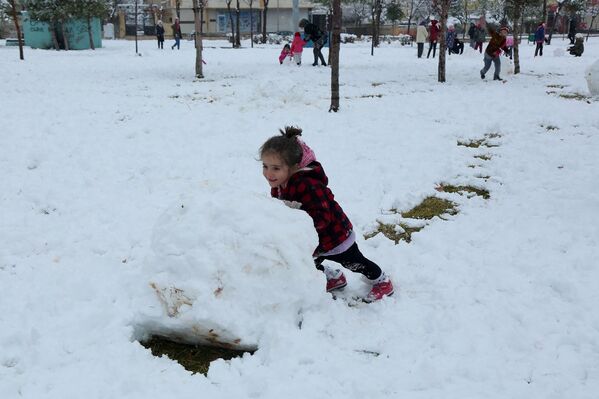 Sokağa çıkan çocuklar ve yetişkinler tarihi surlarda kardan adam yaparak, kar topu oynadı.  - Sputnik Türkiye