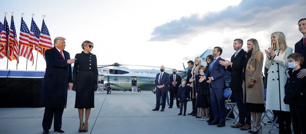 Beyaz Saray'ı terk eden Donald Trump - Melania Trump kendilerine eşlik eden aile üyeleriyle birlikte Andrews Hava Üssü'nde - Sputnik Türkiye