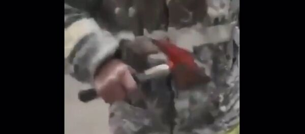 Yakutistan'da itfaiyeciler eksi 55 derecede buz tutan kıyafetlerini çekiçle çıkarıyor - Sputnik Türkiye