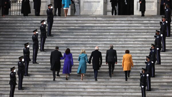 Biden, yemin töreni için Kongre binasına girerken - Sputnik Türkiye