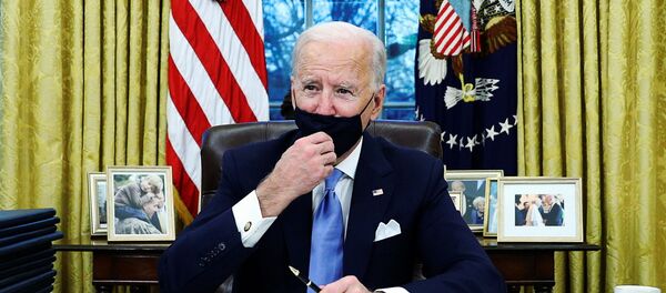 ABD Başkanı Biden ilk kararnamelerini imzaladı ABD Başkanı Biden ilk kararnamelerini imzaladı - Sputnik Türkiye