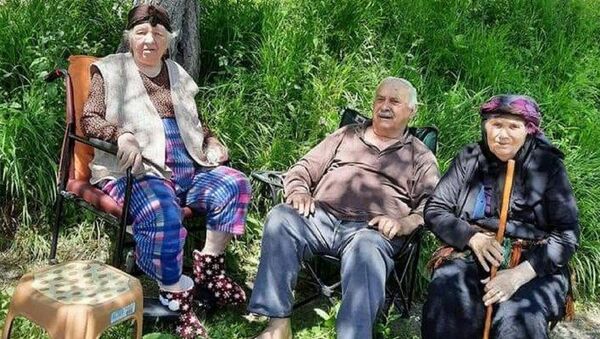 emekli öğretmen Kamil Açıcı, eşi Katibe Açıcı ve ablası Emine Şişman  - Sputnik Türkiye
