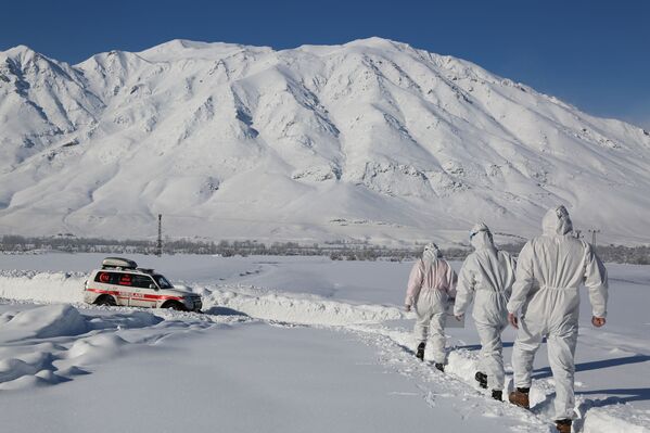 Tunceli’de 51 ekip ve 100 kişiden fazla sağlık çalışanı ile virüsün izini sürüyor. Kar kalınlığının 2 metreyi geçtiği alanlarda, paletli ambulansın gidemediği yollarda ekipler kilometrelerce yürüyor. - Sputnik Türkiye