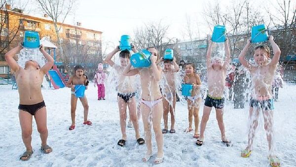 Sibirya'da anaokulu çocuklarına buzlu su ile egzersiz - Sputnik Türkiye