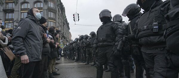 St.Petersburg'da Navalny taraftarlarının izinsiz mitingi - Sputnik Türkiye